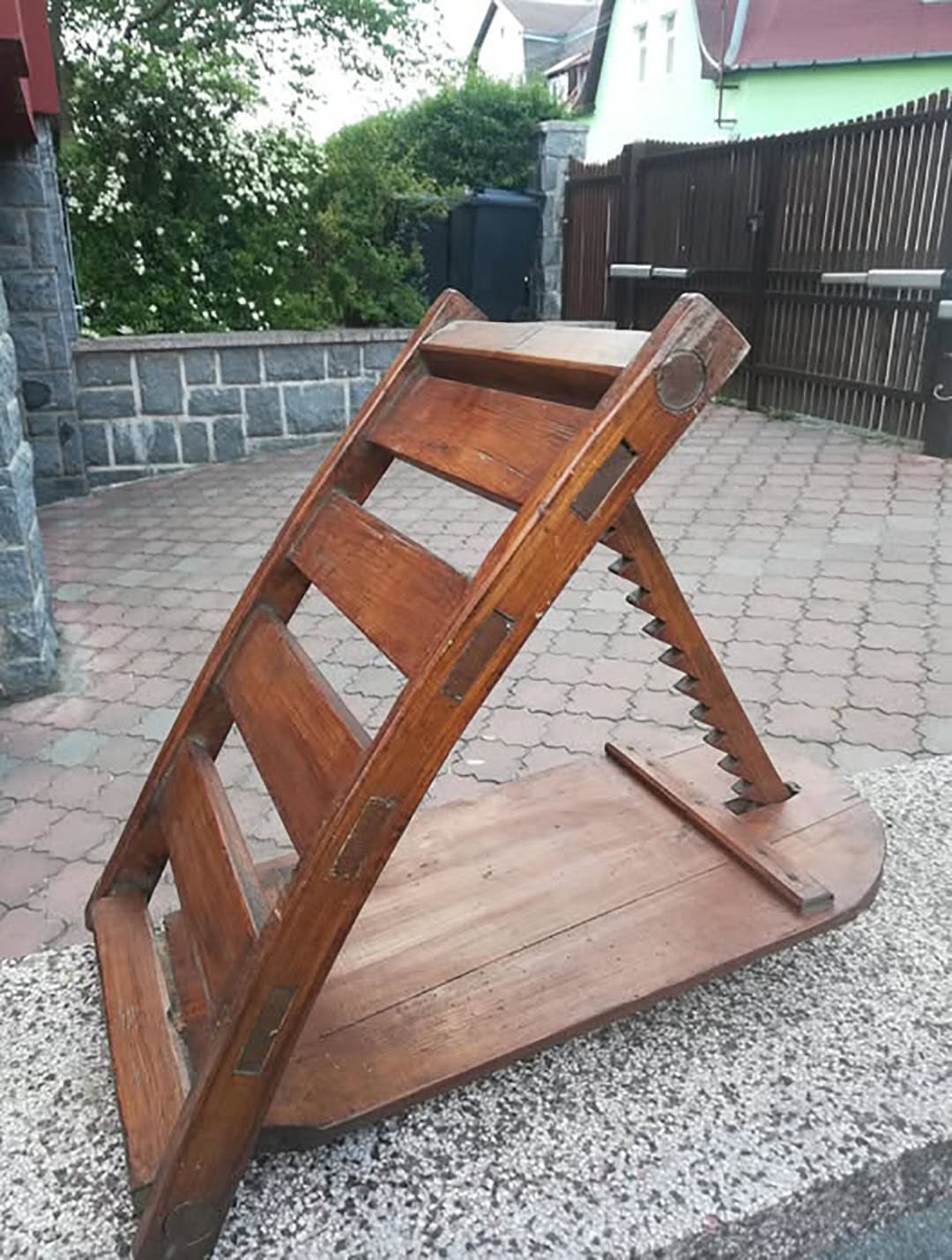Starodávny lis na syr odhaľuje svoje tajomstvá.