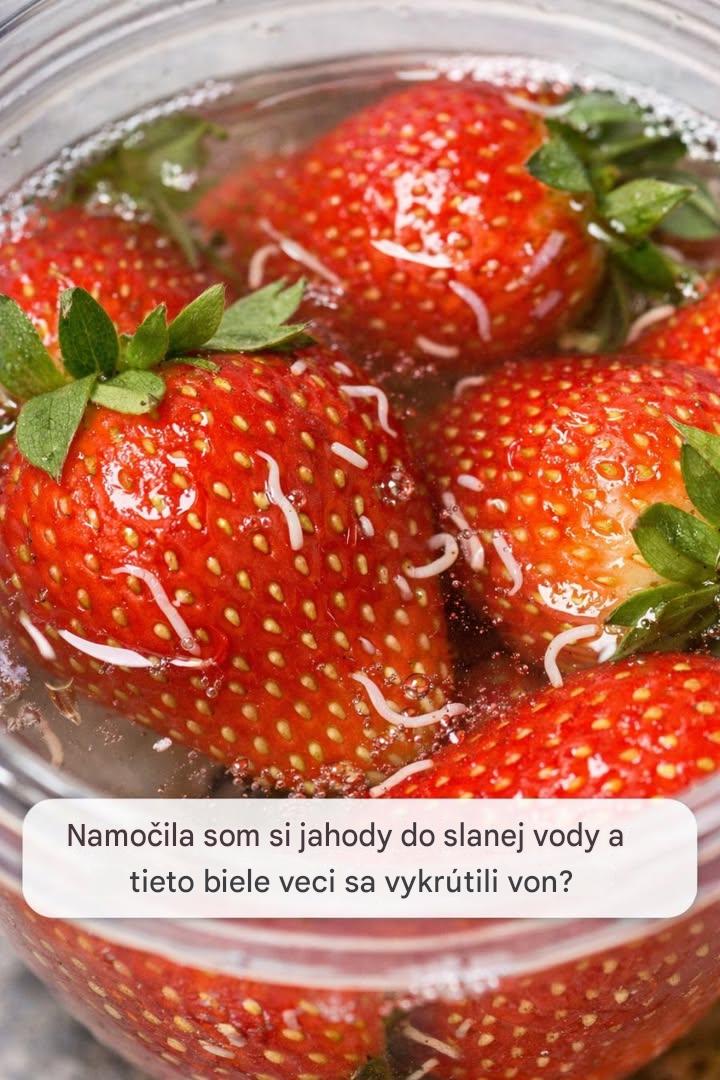 Namočila som si jahody do slanej vody a tieto biele veci sa vykrútili von?