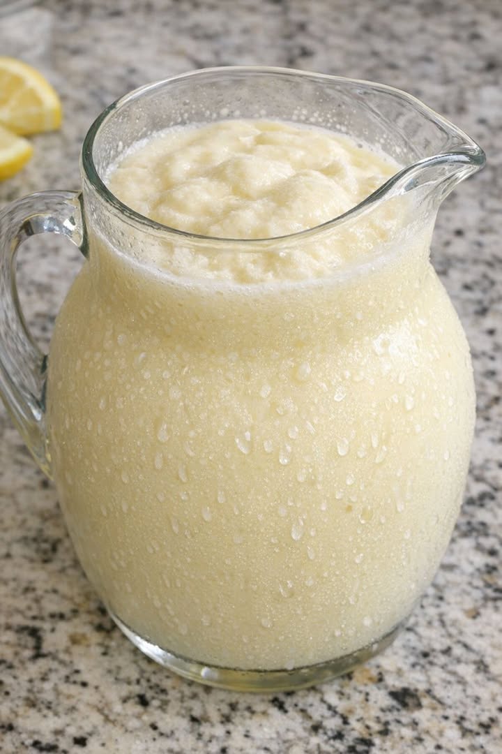 Teta Zuzana prináša toto osvieženie z dvoch ingrediencií na každú záhradnú párty a džbán je vždy prázdny o pár minút.