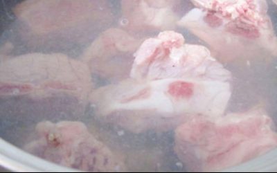 Niektorí ľudia blanšírujú rebrá vo vode, iní ich dusia priamo, ale šéfkuchár hovorí: Obe možnosti sú nesprávne; len málo ľudí pozná správny spôsob.
