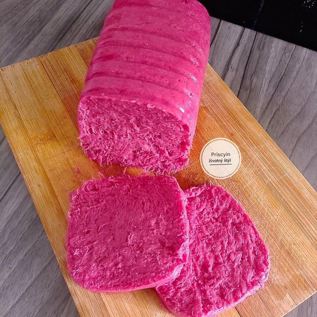 Cviklový chlieb (mäkký, prirodzene farebný domáci bochník)