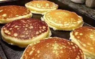 zlaté palacinky poliate sirupom