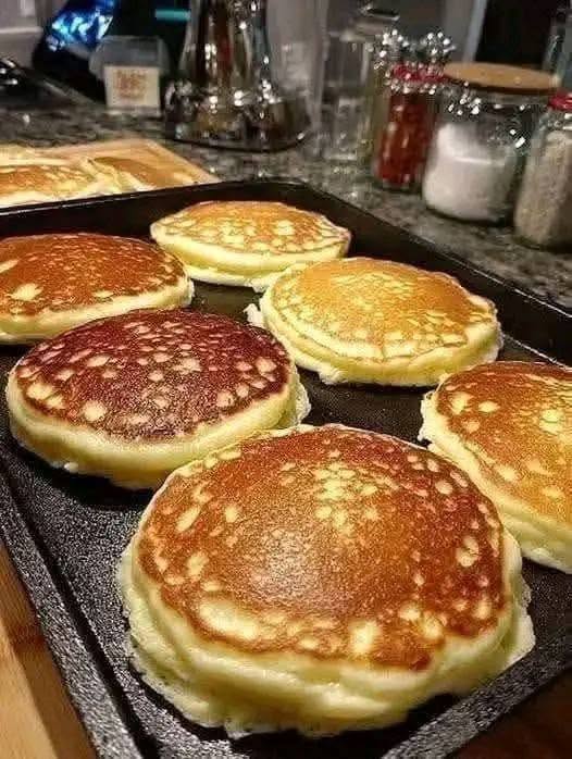 zlaté palacinky poliate sirupom