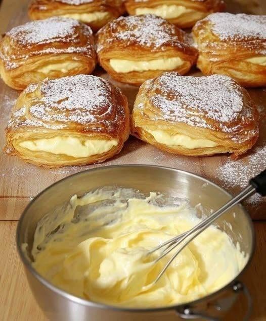 VYMAŽTE NEAKTIVNÍ ČLENY! NAPIŠTE NĚCO, ABYSTE ZŮSTALI AKTIVNÍ! DĚKUJEME ZA RECEPT – Francouzský zázrak: Křupavé těsto s krémovou vanilkovou nádivkou!