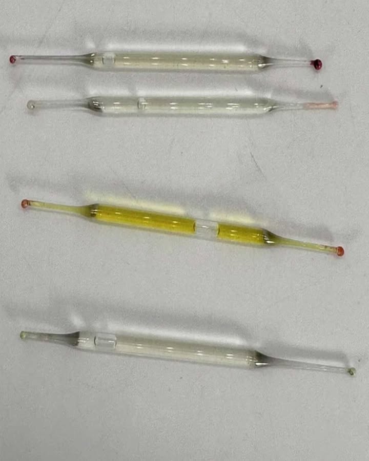 Čo je toto? Našli sme to pod kúpeľňovou skrinkou počas rekonštrukcie – malé sklenené trubice, dlhé 5 cm, naplnené tekutinou. Máte nejaké nápady?