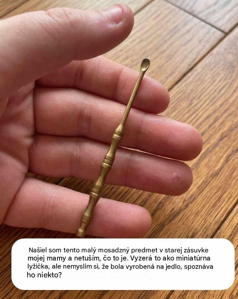 Našla som túto malú mosadznú LYŽIČKU v starej zásuvke mojej mamy, ale netuším, čo to je. Vie niekto?