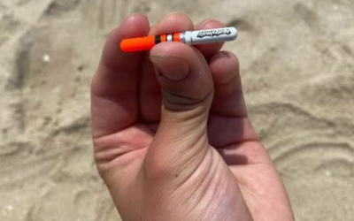 “Na verejnej pláži nájdená divná kapsula. Asi 5 cm dlhá, odskrutkovateľná, s akousi papierovou alebo gumovou vecou v oranžovej časti. Na čo slúži?” Pozrite sa na komentáre ⬇️